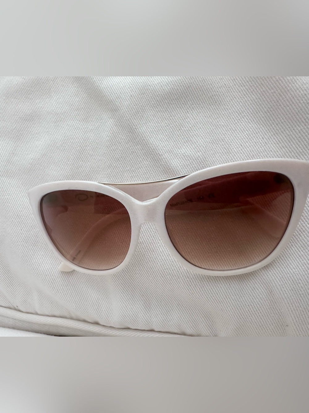 Oscar de la Renta White Cat-Eye Sunglasses with Brown Gradient Lenses